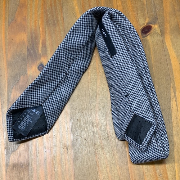 Set of 2 Silver and Houndstooth 2” Skinny Ties H&M - Picture 3 of 4